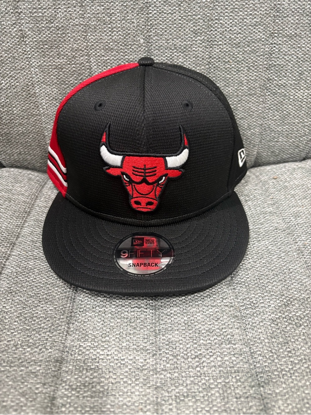 New Era Chicago Bulls Black & Red 9FIFTY Snapback Hat